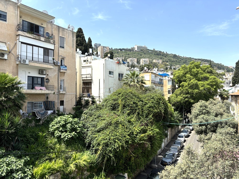 למכירה בלב שכונת הדר המפתחת ארבעה חדרים עם חניה בטאבו