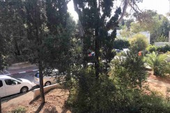 למכירה בבלעדיות ברחוב הורדים המבוקש: שקטה ונעימה לאכלוס מיידי.